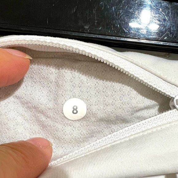 LULULEMON Short White and Grey Patterned, Size 8 -#308 - Picture 5 of 12